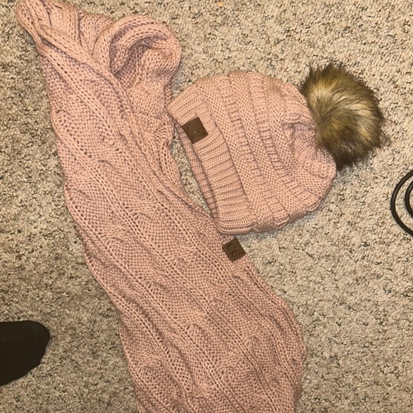 C.c hat and scarf - Picture 1 of 2
